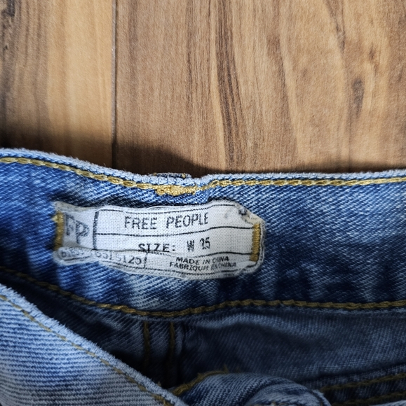 Free People Denim Shorts Scalloped Crochet Lace Trim Distressed Light Wash - Picture 2 of 6